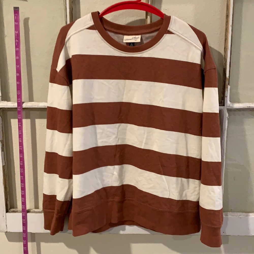 Universal thread striped crew neck XL
